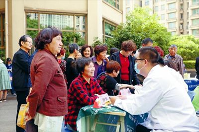 東南醫院醫生正在為居民提供健康咨詢服務