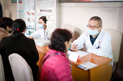 關(guān)注老年專病 守護老人健康--我院舉辦老年專病大型義診活動