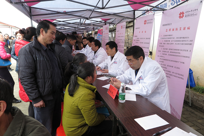 省衛生計生委醫療專家義診咨詢服務受歡迎