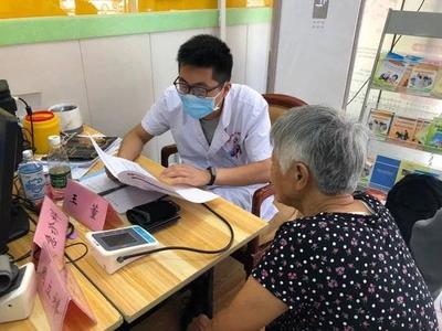 德州市中醫(yī)院開(kāi)展老年健康宣傳周義診活動(dòng)